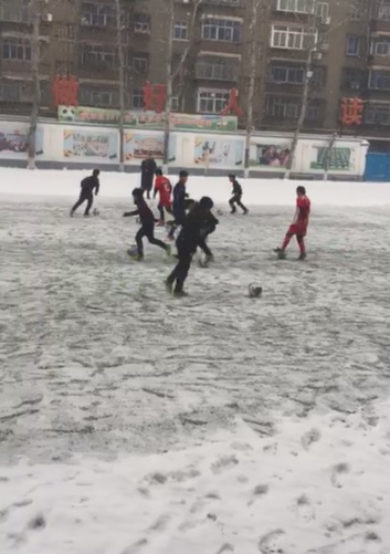 酒鬼OR教父？争议陆雄铭：为青训蜡烛成灰，骨灰一半撒河南