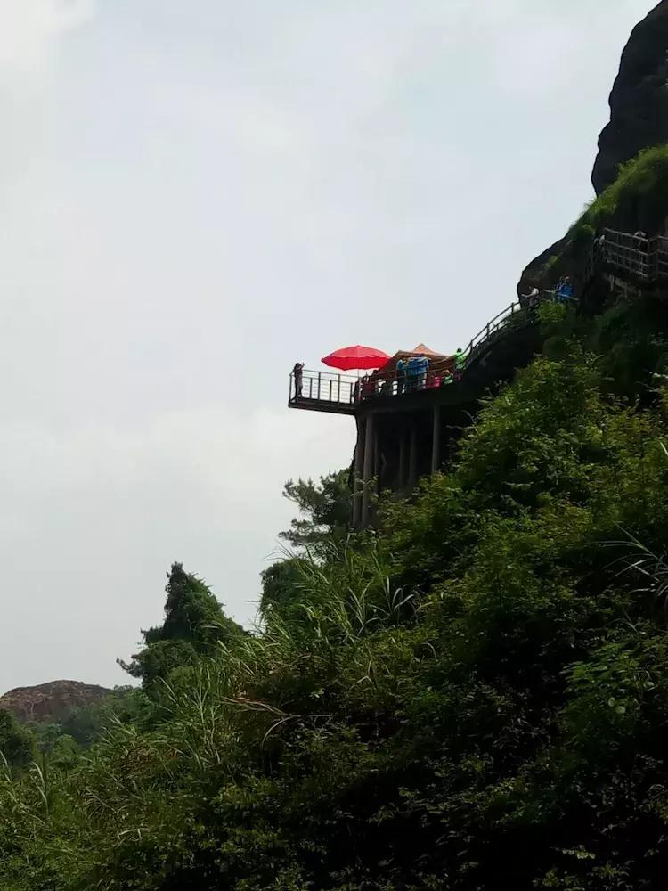 一个让人流连忘返的地方,山清水秀,只需要坐在河边发呆就行。