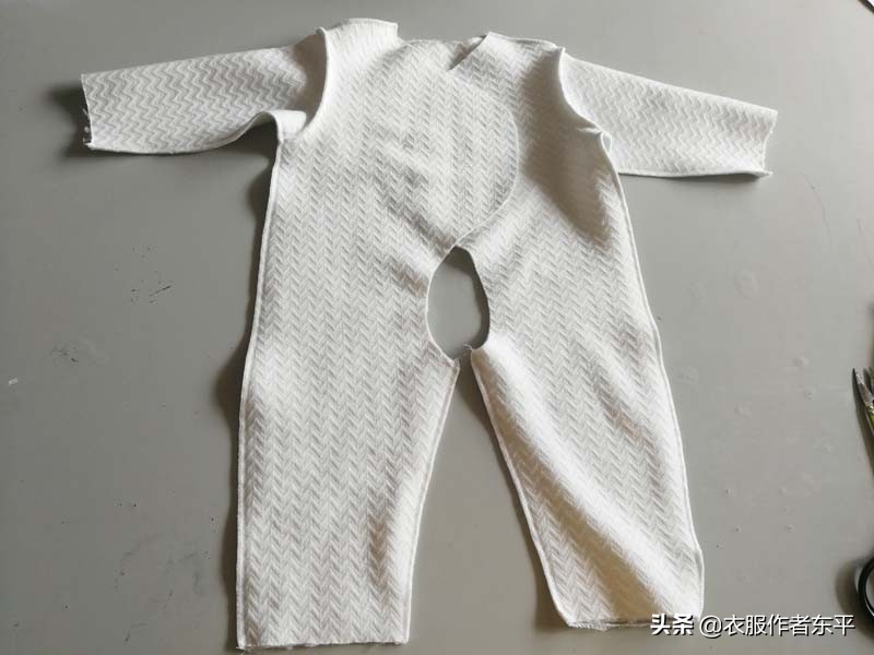 自己动手给宝宝做件夹棉连体衣，成本只要5元钱。舒服又实惠
