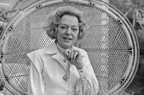 从乔治到克莉丝汀：二战后这个纽约的美国大兵变成了金发性感*物尤**