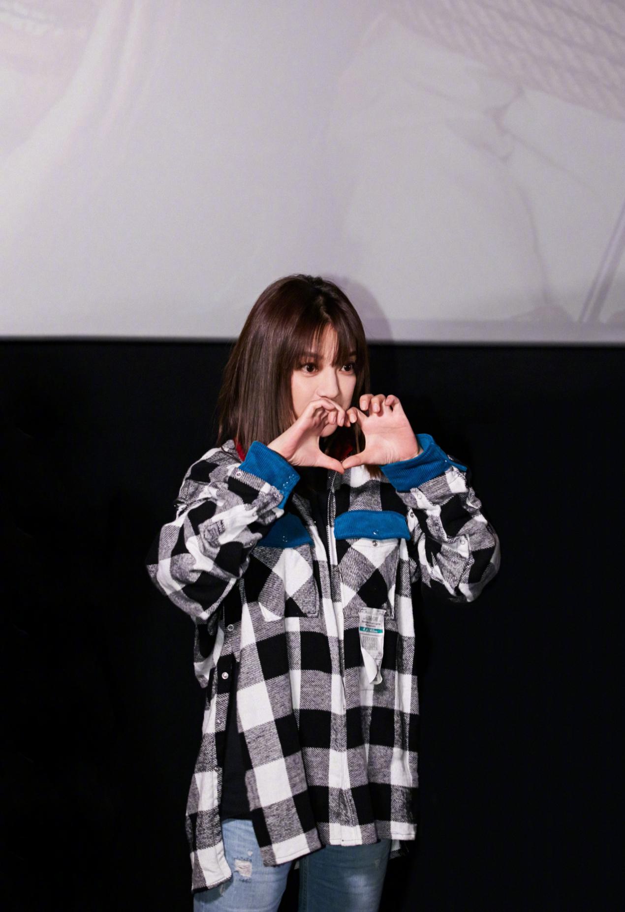 赵薇穿紫色羽绒服,赵薇宽松版衣服