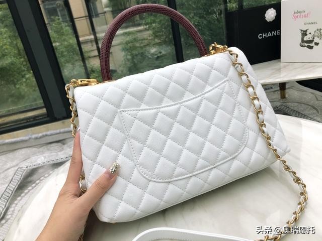 香奈儿包包cocohandle小号粉色,香奈儿cocohandle和垃圾袋哪个保值