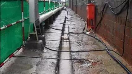 打混凝土下雨怎么处理的,打混凝土中途下雨停还是不停