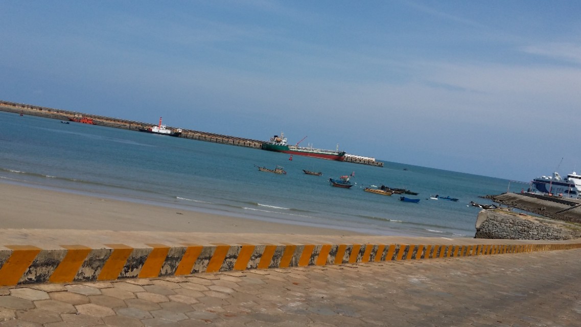 带着孙女去海边,奶奶带着小孙女在北海涠洲岛玩