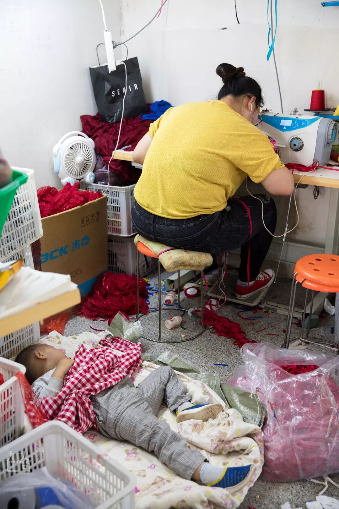 在人间丨情趣内衣小镇的乡村女工，每天往返于工厂与田地之间