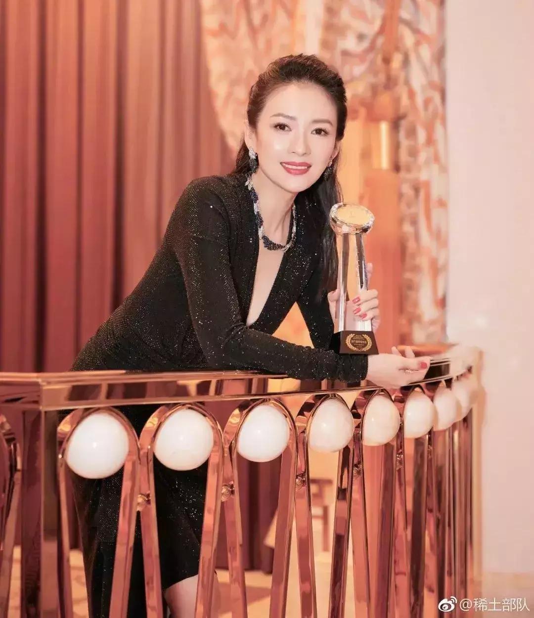 金晨：我们来自拍吧，张歆艺：先分我点头发...