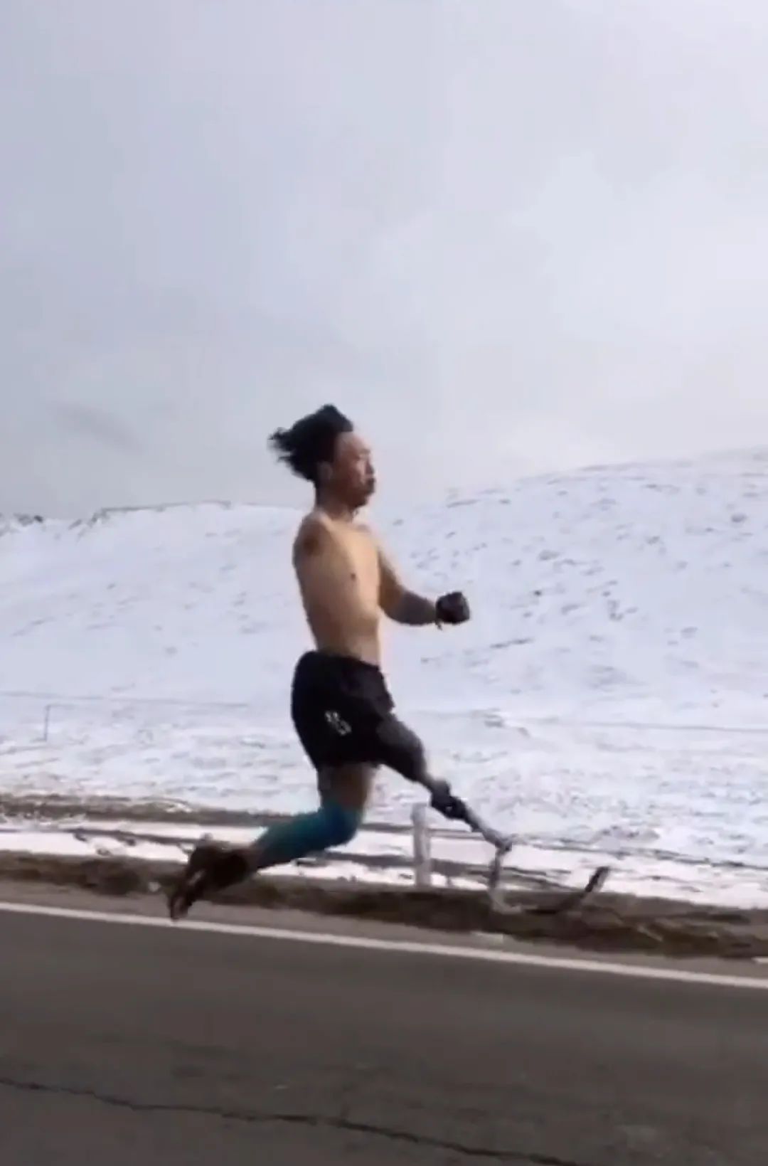 13岁独臂篮球少年网络爆红,广东独臂篮球少年成为运动员