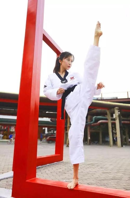 小女孩学跆拳道教练把他压哭了,学跆拳道妹子遇到坏人