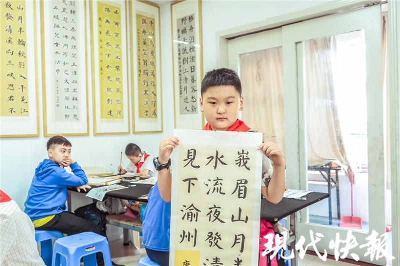 “足球小子”爱上练字，江苏中小学生书法大赛走进盐城韵和书画苑