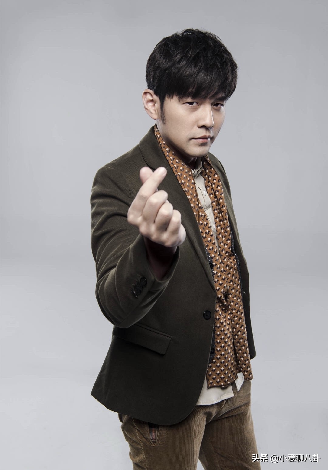 杰伦帮粉丝遛狗,请粉丝小学生吃饭