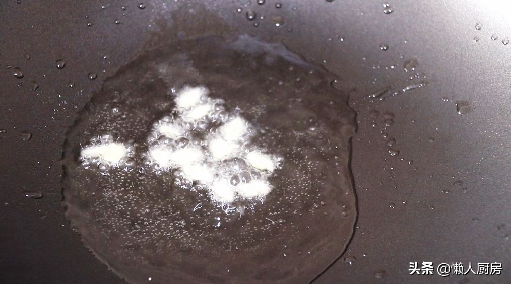 秋葵怎样炒才不会变色呢,秋葵不焯水直接炒能吃吗