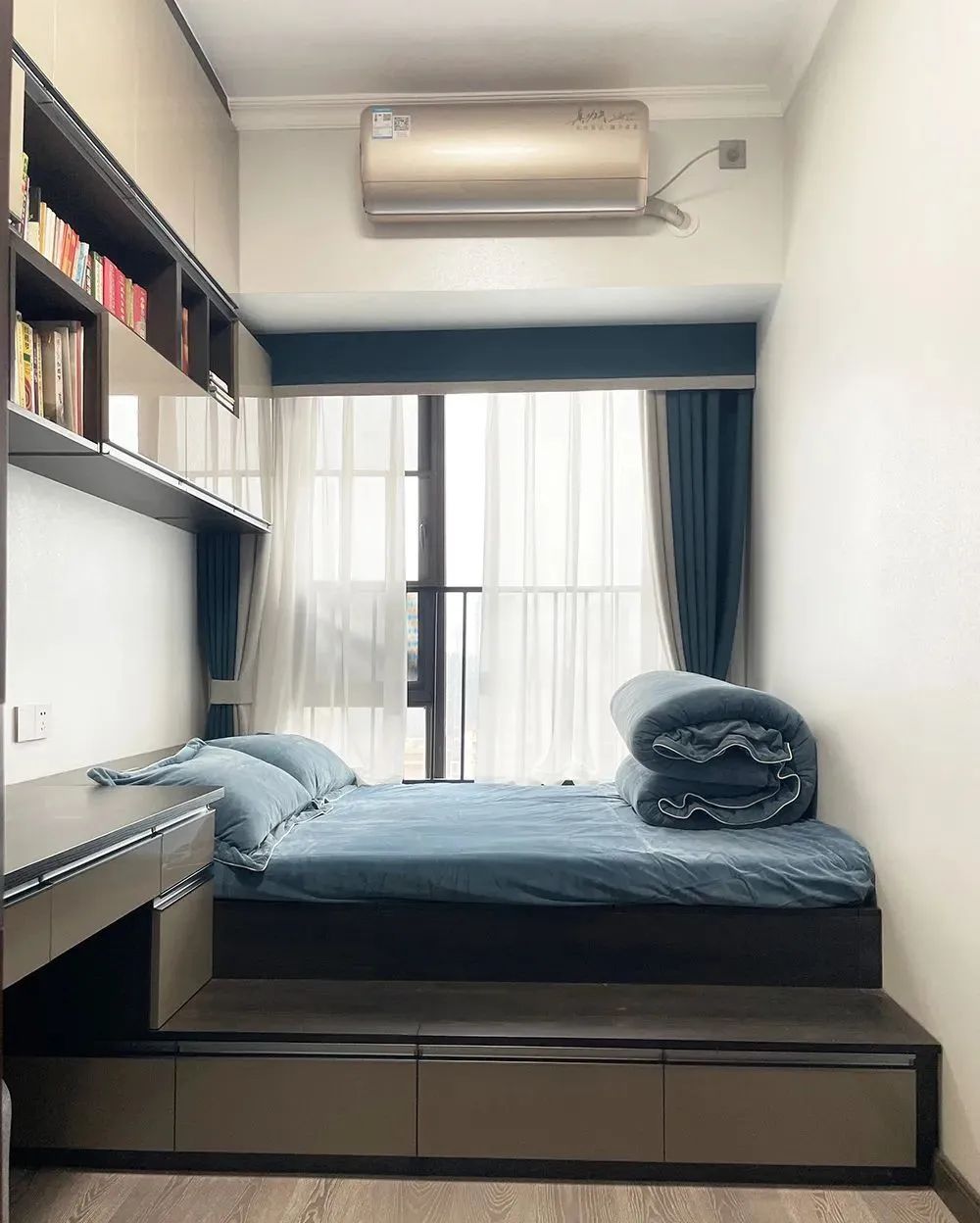 阳台改成小卧室凸出来的,阳台改成衣帽间和办公区