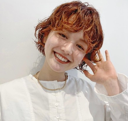 圆脸日系慵懒中性中短发卷发教程,日系圆脸短发发型女
