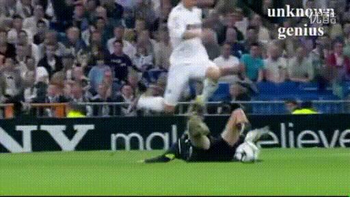 球王也假摔？盘点C罗假摔