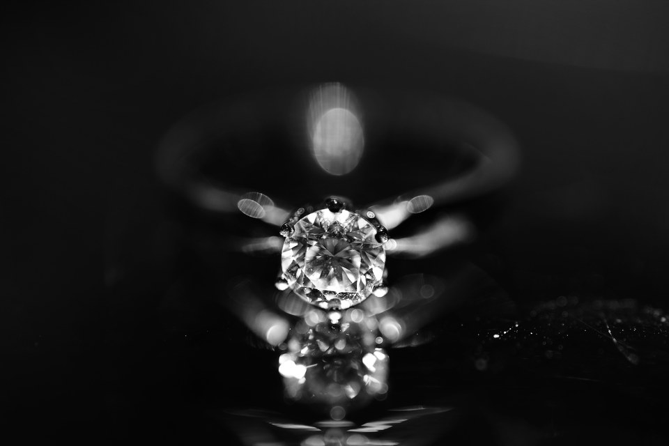 钻石恒久远一颗永流传是对比句吗,钻石恒久远一颗永流传是谁说的