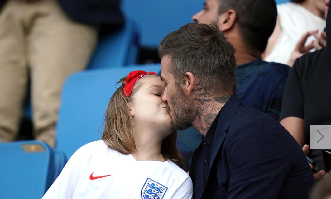 贝克汉姆晒和小七对嘴亲亲合照,贝克汉姆和小七的亲吻