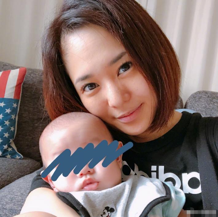 苍井空晒与双胞胎儿子合照，脸圆嘟嘟很可爱，母乳问题已经解决了