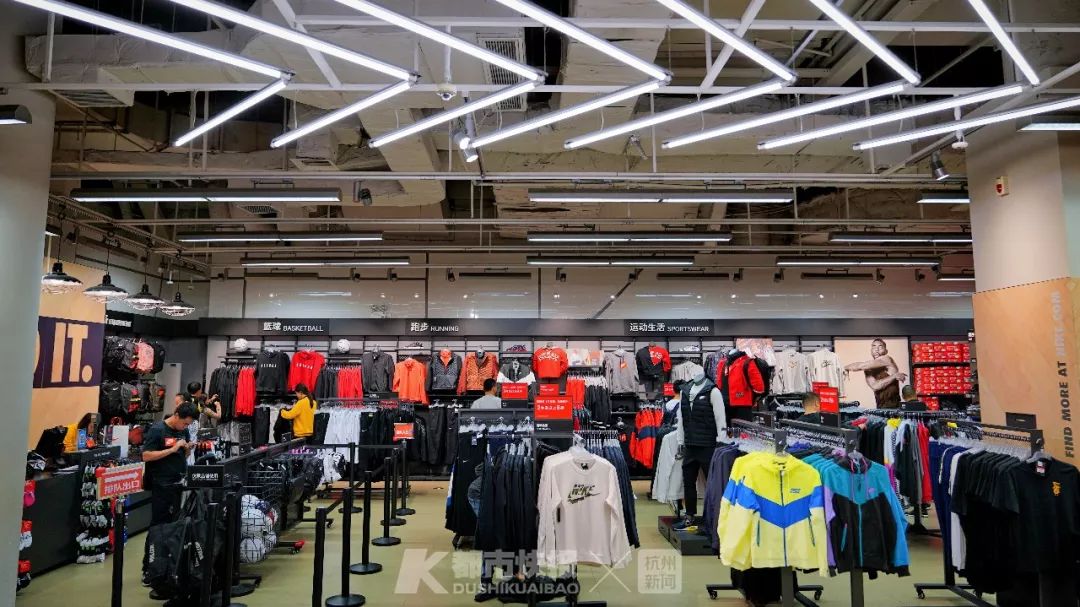 如何辨别耐克阿迪的真假,正品阿迪耐克的标有没有贴上去的