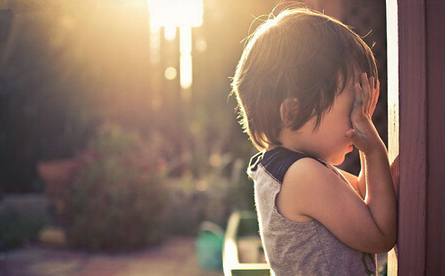 小孩偷拿东西爸爸的做法,孩子偷拿家里钱爸爸怎么教育