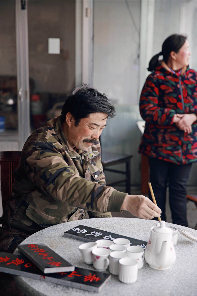 弃儿寻亲记录父亲跪地道歉,江南弃儿寻亲团聚视频