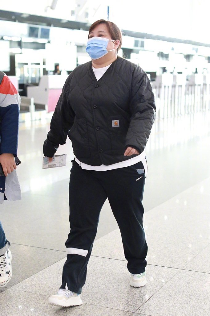 贾玲不仅有才更会穿，体重200斤仍穿出时尚感，自信大方又减龄