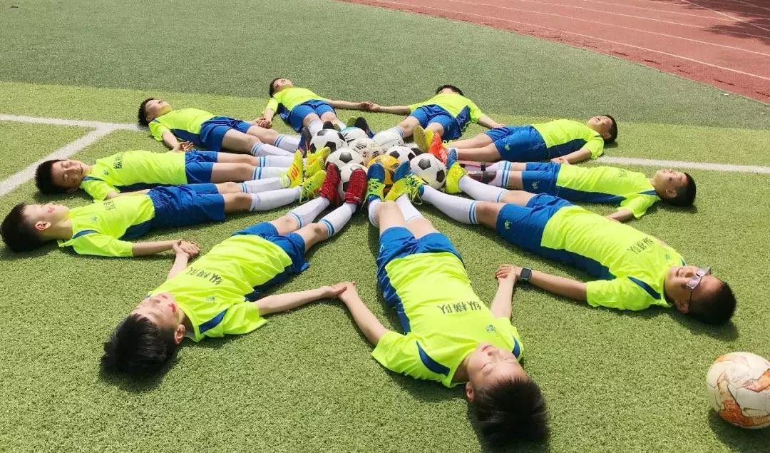 绿茵草地挥斥方遒阳光体育梦圆今朝