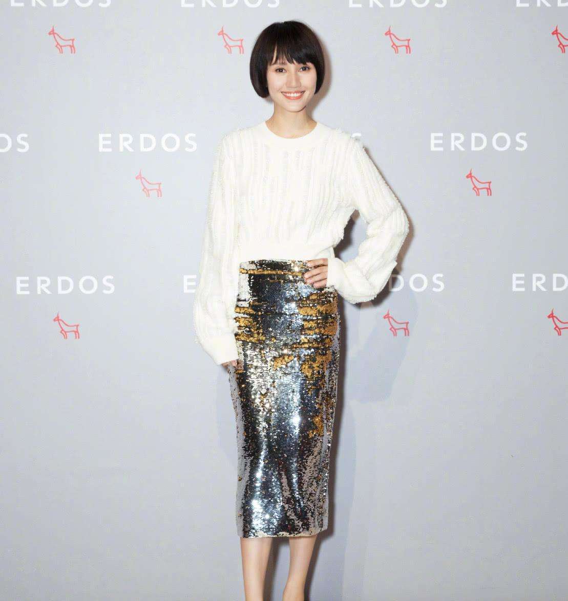 袁泉穿健美裤走机场,衣服简单没亮点,一双“美腿”却闪瞎眼