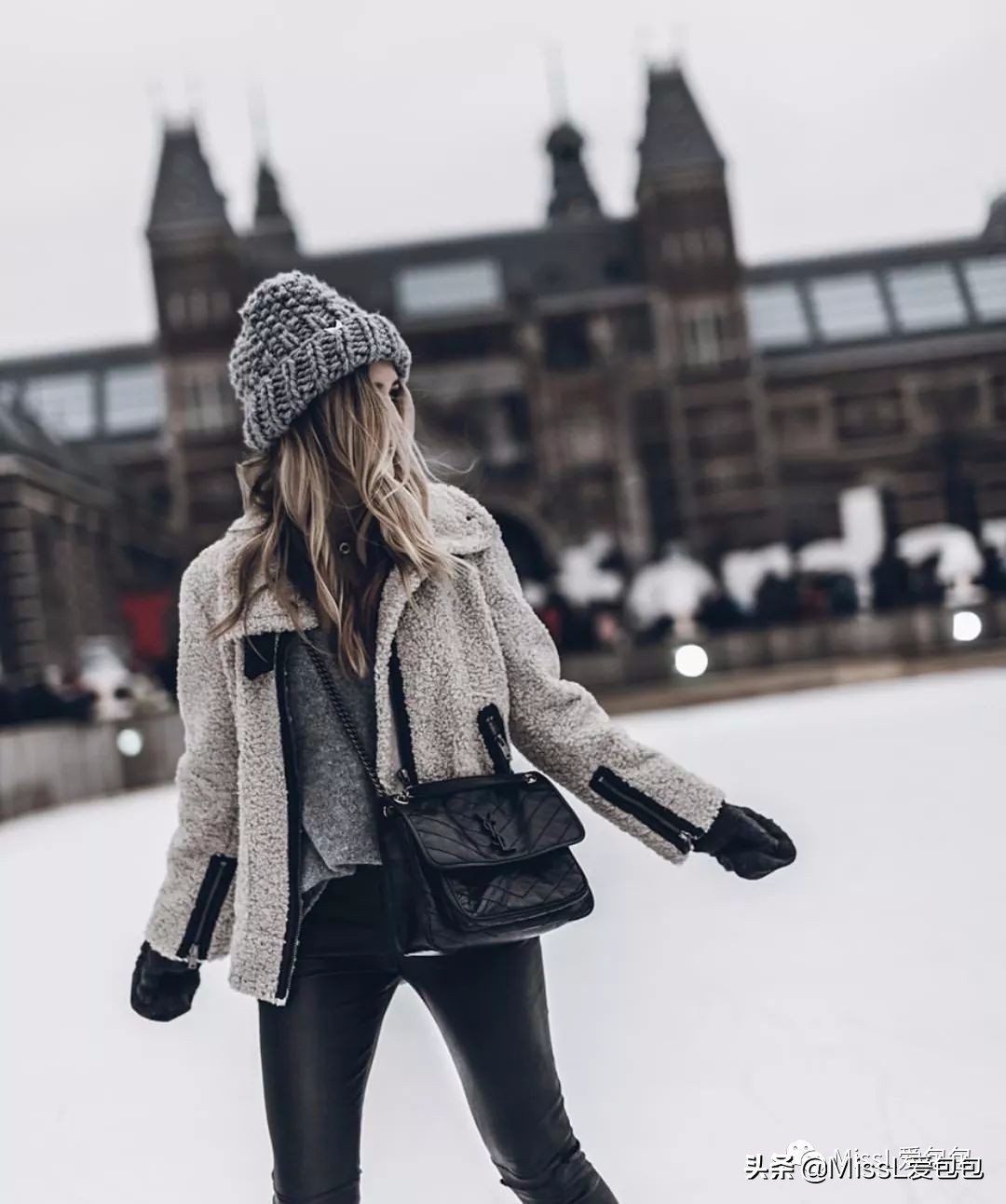 ysl圣罗兰最便宜的包多少钱,ysl圣罗兰化妆包红丝绒