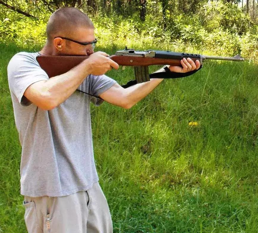 别看这枪叫“迷你”，实际很凶，FBI都吃了大亏8人被打的抬不起头