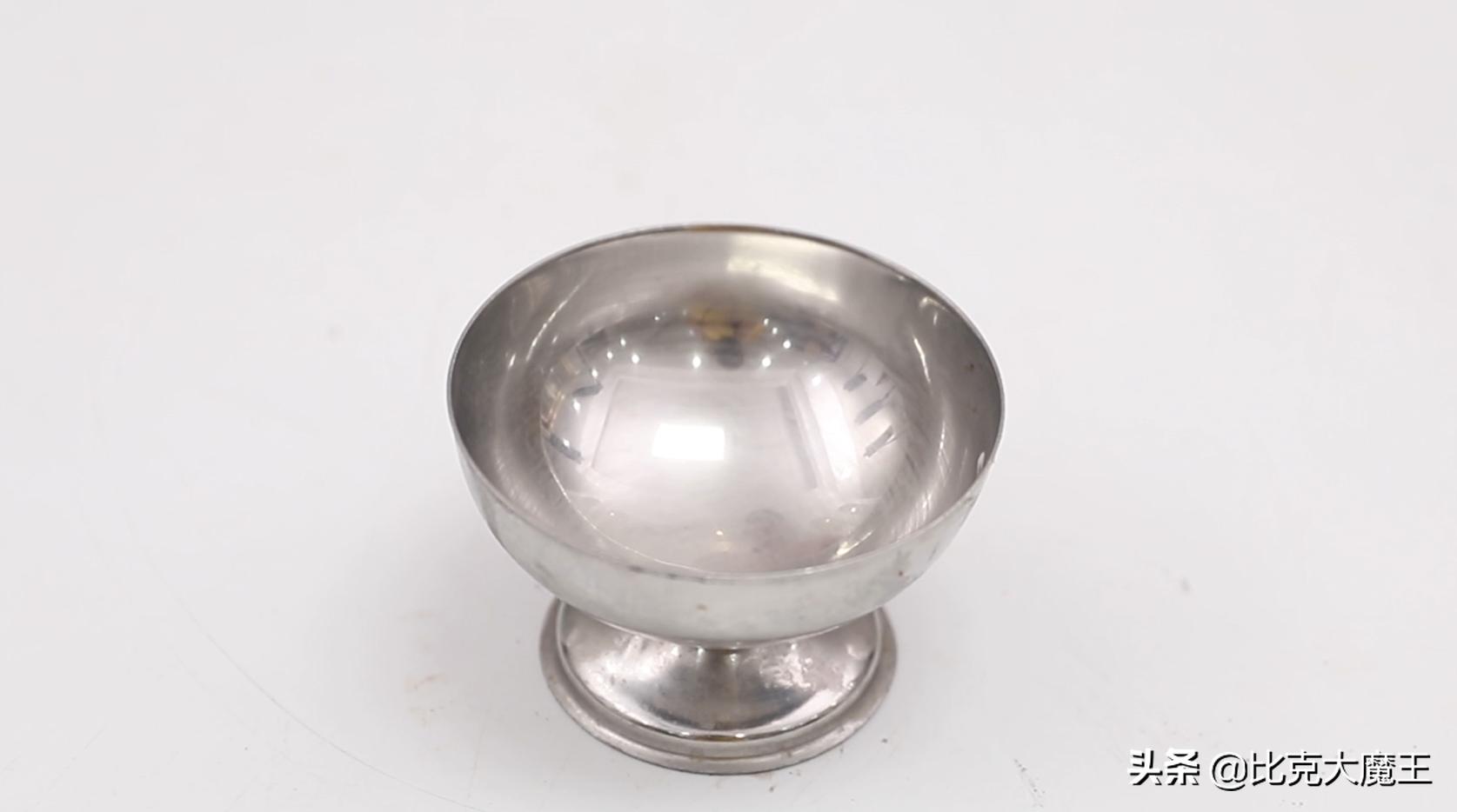 白墙脏了不用重新刷,墙壁上抹一点,简单擦一擦就干净,省力省事