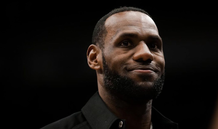 罗志祥女友坐在詹姆斯身旁让人羡慕，老詹公开招募自由球员加盟