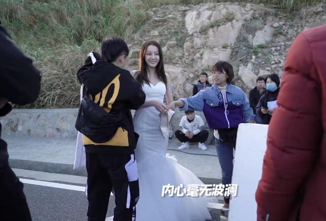 热巴演戏一直皱眉,热巴节目发脾气