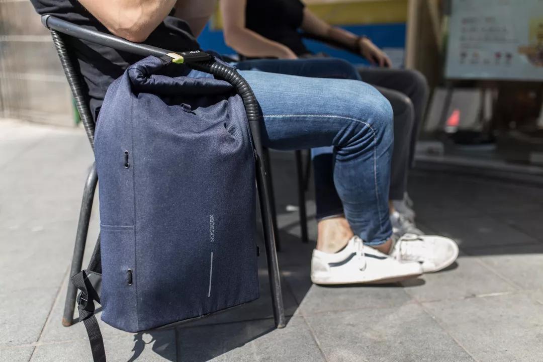 型男出街必备：刀割不入、风雨不侵，这款硬核背包丢大街都偷不走