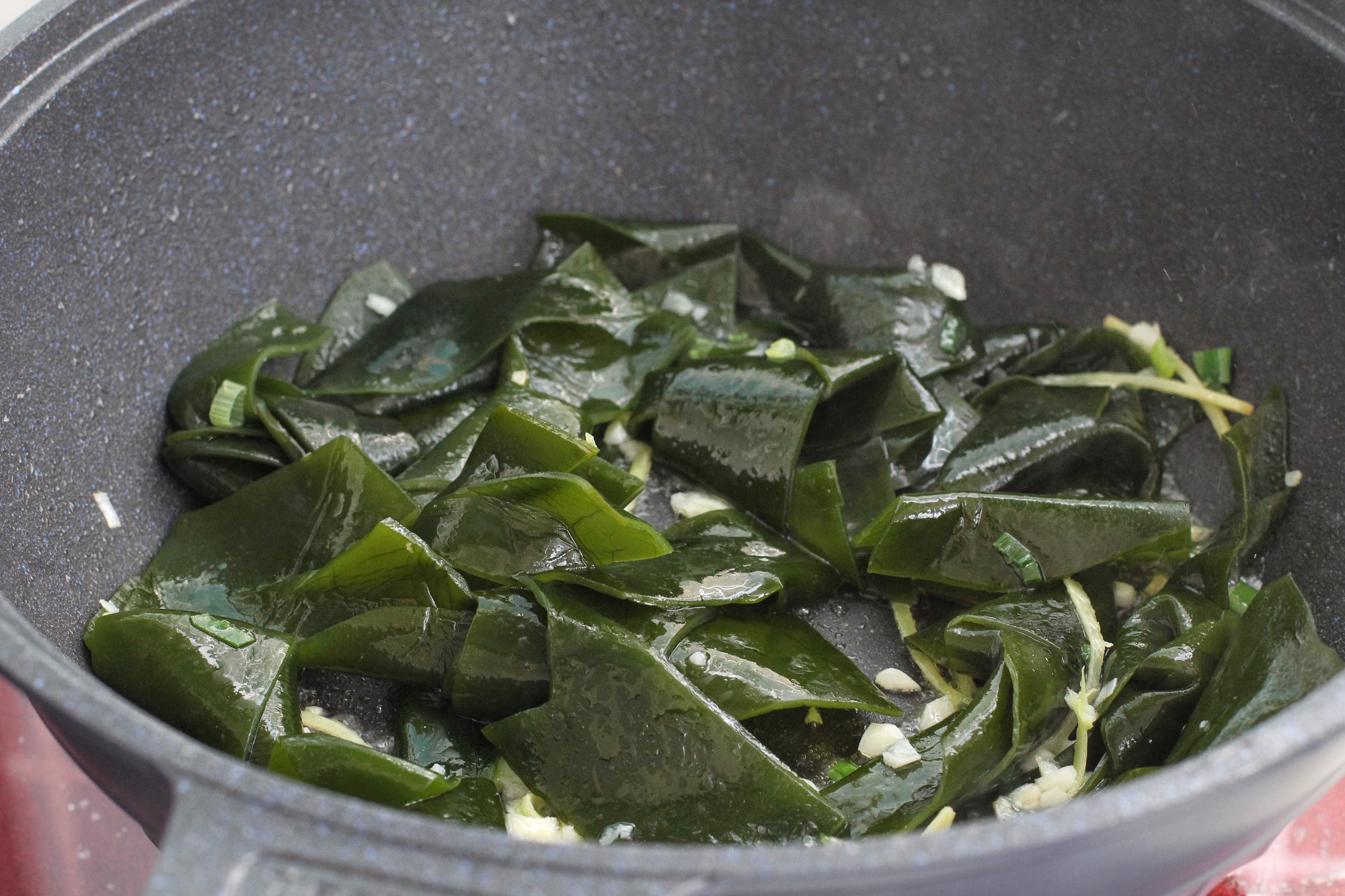 家常海带豆腐汤怎么做好喝,嫩豆腐海带汤的家常做法最好吃