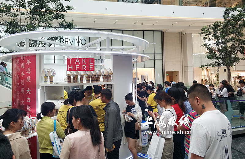 上海市民又疯狂了为了买这杯奶茶排4小时的队喜茶发来贺电