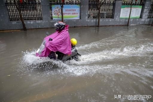 课桌搭桥！十三中门口积水，近2000名学生这样入校......