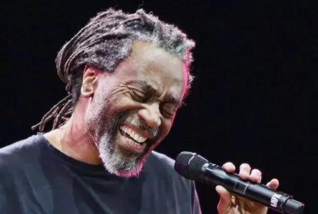 一个人唱出一支乐团的感觉是什么体验？