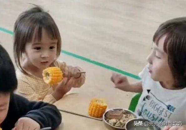 幼儿园小班宝宝误入大班，立马享受国宝般待遇，老师被萌翻