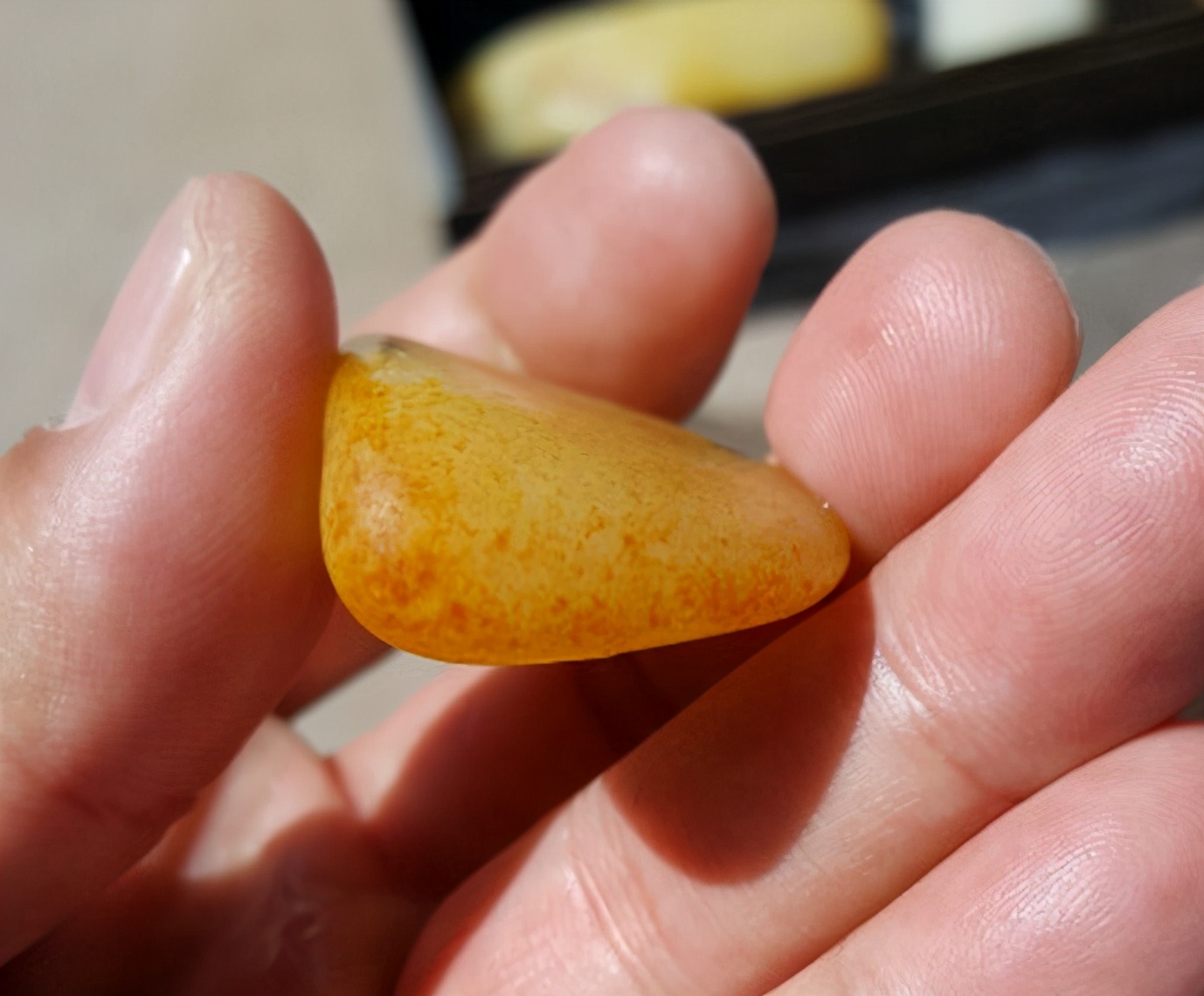 新疆和田玉籽料滚筒染色,染色和田玉籽料皮色特点