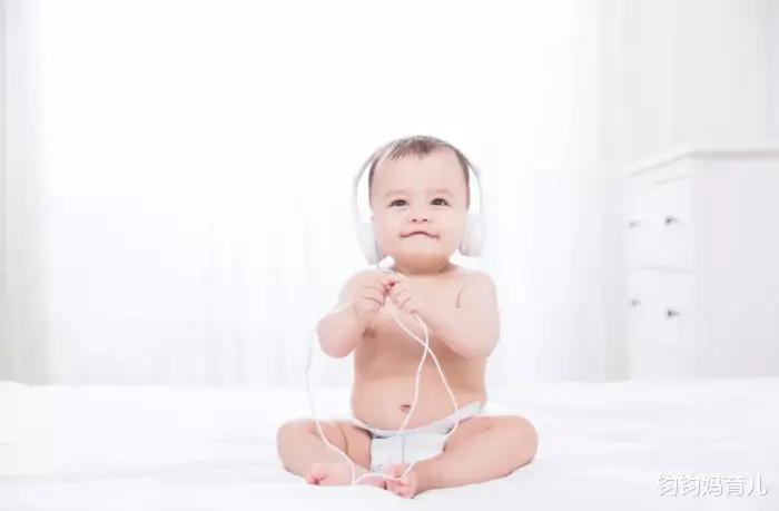 宝宝爱哭闹有什么土方法,幼儿园新生入园哭闹老师哄娃技巧