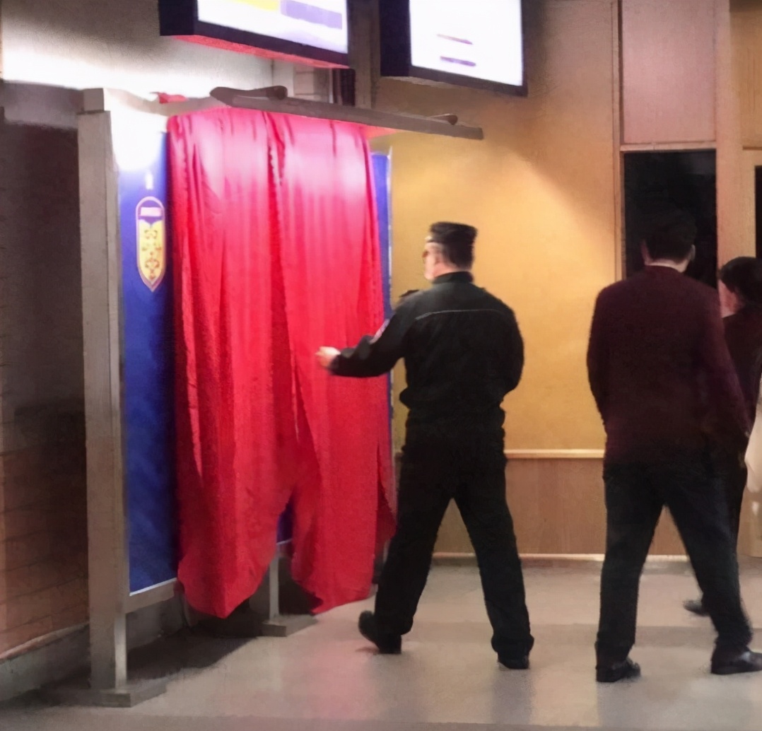 宣扬仇恨文化的沪媒呢？虹口站苏宁夺冠广告被破坏，苏球迷要追责