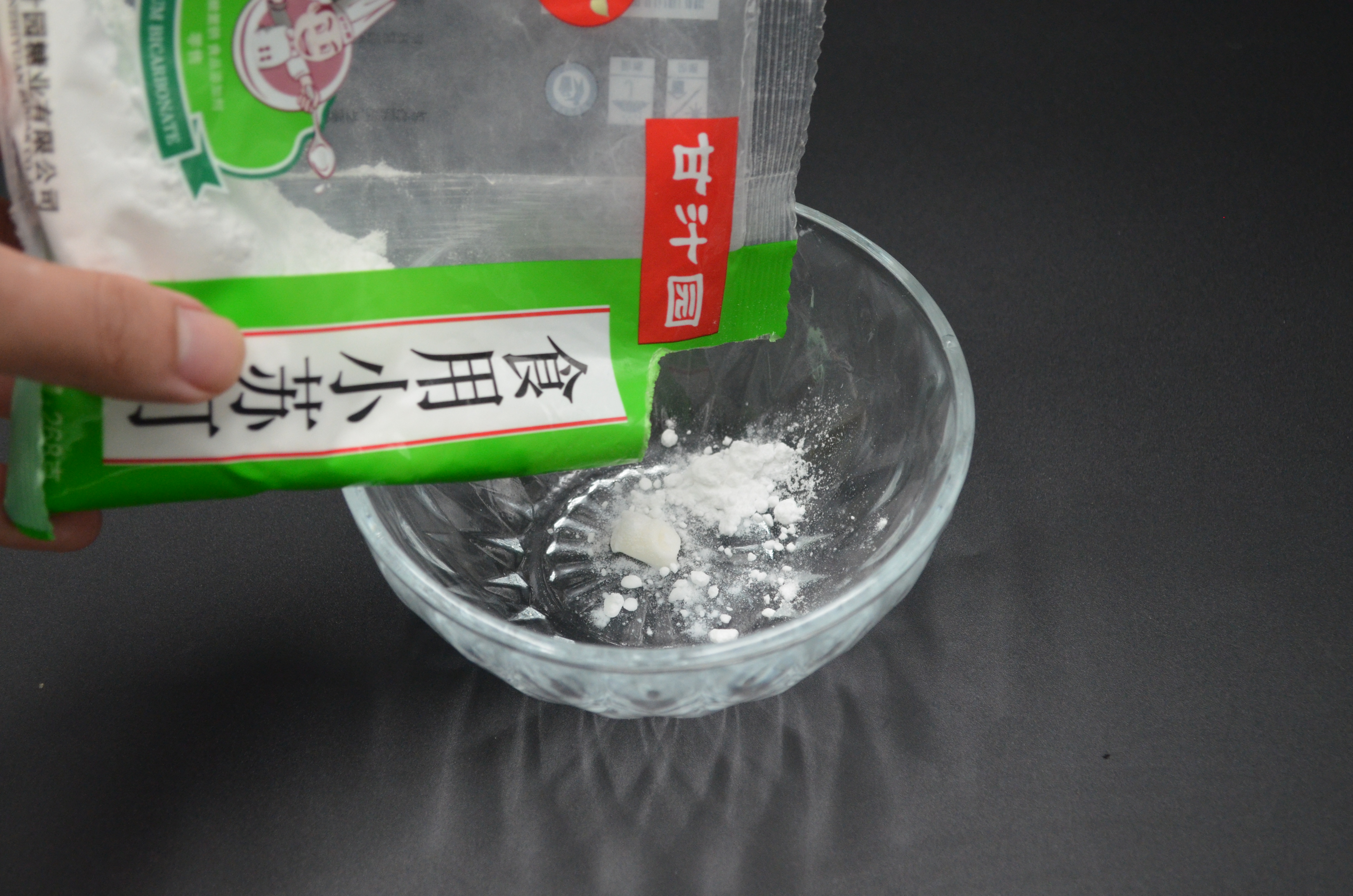 白鞋脏了不用水洗的方法,白鞋不用水洗怎么擦才干净