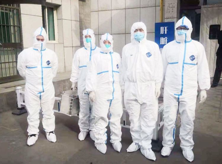 医护人员与孩子隔空喊话,抗疫医生隔空喊话