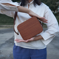 不要再背烂大街的双肩包了,别再背烂大街的轻奢包