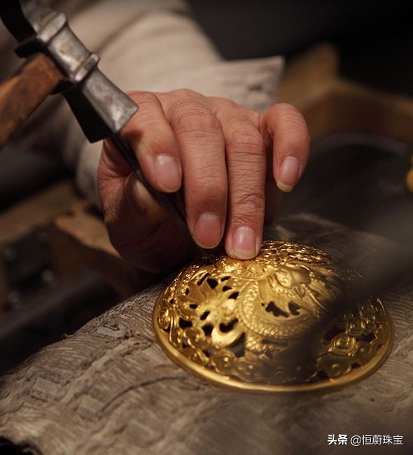 周大福和老凤祥的黄金首饰哪个好,周大福古法黄金手镯值得买吗
