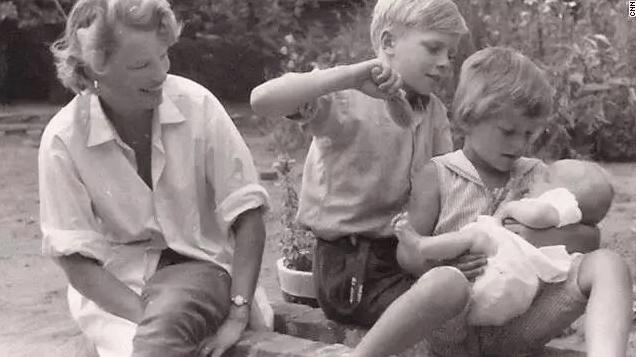 50岁邓文迪离婚后生活曝光,邓文迪离婚以后干什么