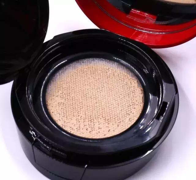 连阿玛尼都低头认输，想分一杯羹了！