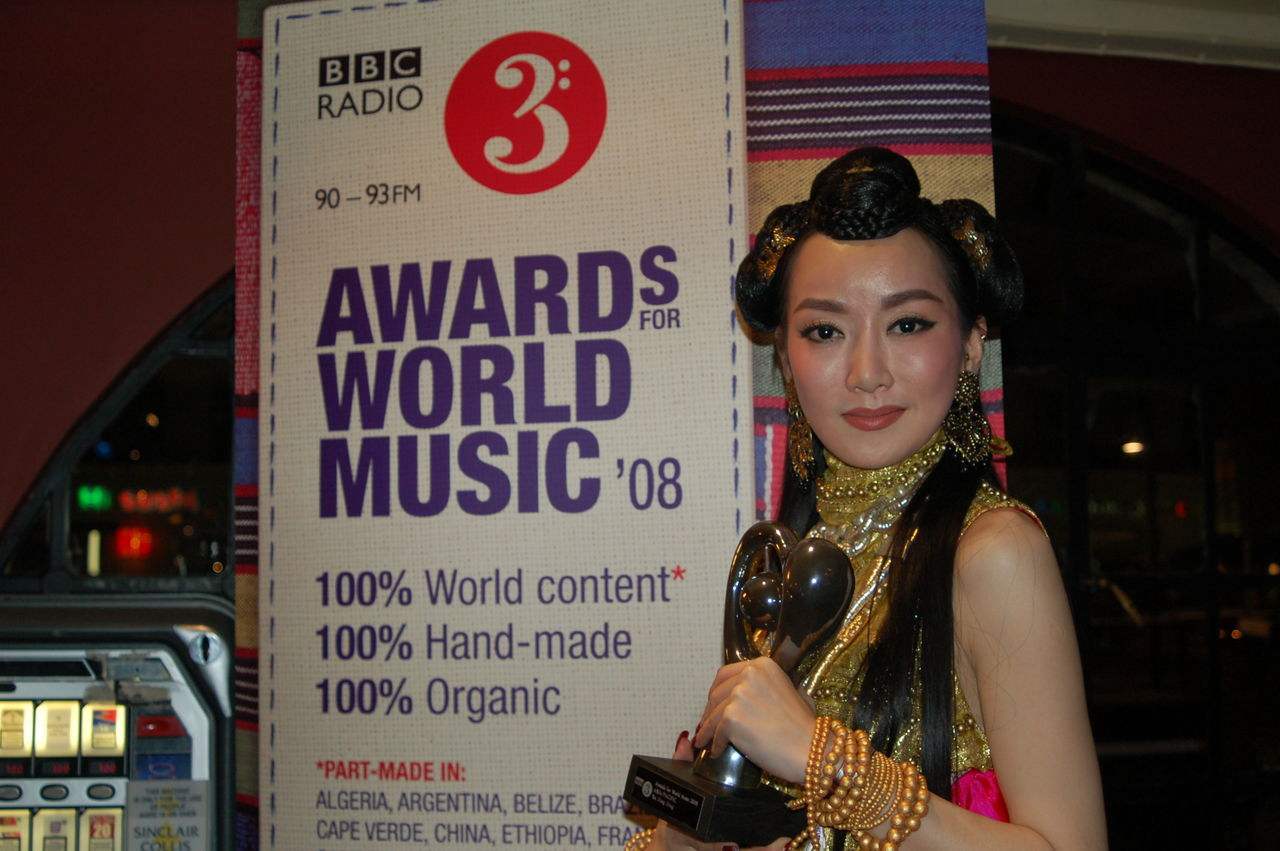 质疑萨顶顶假唱,萨顶顶质疑假唱的结果