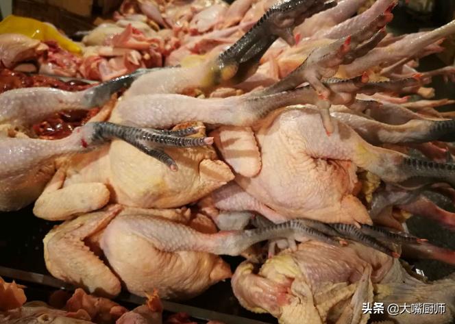 怎么辨别买的鸡是活鸡还是死鸡,买活鸡还是白条鸡好