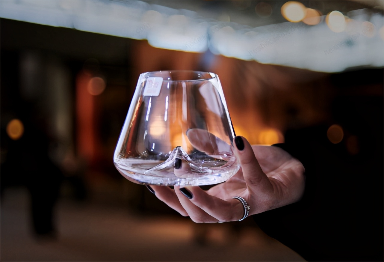 把玻璃烧成艺术品,将玻璃经过高温融化再做成工艺品